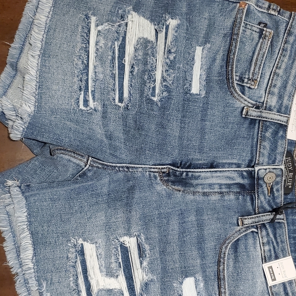 Brad new Judy Blue Jean shorts size large. Style JB150122